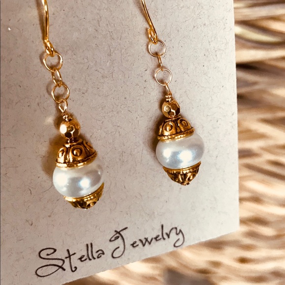 Baroque style gold tone cap faux pearl earrings - Picture 2 of 4